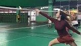 打羽毛球的美女，腿部肌肉发达
