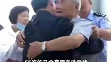 儿子与父亲迟到63年的拥抱再见90岁的亲生父亲，儿子跪地后一句爸爸，儿子来看你了瞬间泪目