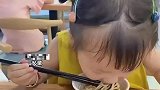 爸爸怕女儿以后远嫁，纠正女儿拿筷子的姿势