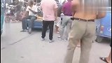 狗市：小土狗任由摆布，以为被解救，谁知又进了铁笼