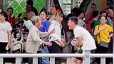 奶奶拿着鲜花等地高考的孙子