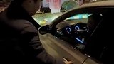高速服务区上，罗先生发现前车遗落一手提包，驱车百公里物归原主，并婉拒酬金仅收两箱螺蛳粉