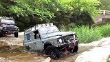 4驱路虎卫士在小河边测试超强越野悬挂性能