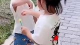 相差1分钟的兄妹俩，每一次出门都是这样，这兄妹俩真是太能腻