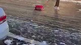 天冷路面结冰，家长直接用盆冰上溜娃