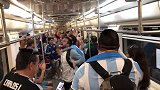 一路蓝白信心满满！俄罗斯地铁变身阿根廷球迷助威专列