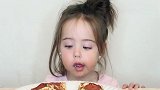 美国大眼睛萌娃吃披萨,小奶音太可爱了,笑起来的感觉像天使一样