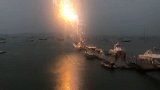 天降横祸！巨型闪电击中船只 瞬间被炸出巨大火花