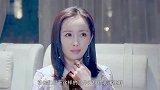杨幂工作室公布3月份行程，搭配牛仔衣活泼又减龄，却被腹肌抢镜