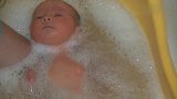 妈妈这样给新生儿洗澡，宝宝乖巧得就像个假娃娃，萌化了
