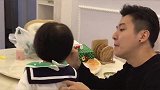 爸爸喂宝贝吃饭，口型好搞笑呀