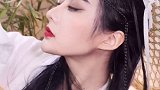 西北沙漠上，一匹骏马一抹身影，她手拿玉壶，里面装的是一杯忘川水。变装