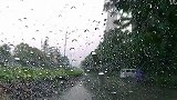 【我爱我车】老司机秘籍：下大雨怎么把车开好？
