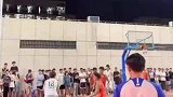 男生打球太激动，为躲避对手失控摔倒