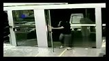 监拍20名持枪劫匪疯狂打砸抬走两台ATM机-9月1日