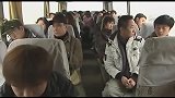 退伍老兵坐公交被抢劫，忍不住笑出了声，下一秒教歹徒做人