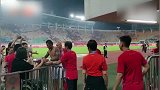 恒大球迷赛后坐轮椅等候 保利尼奥赠送球衣