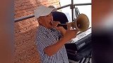大爷反向吹喇叭，一边吹一边演，果然你大爷还是你大爷