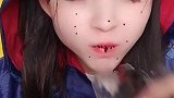 小姐姐穿雨衣直播吃刨冰嘎嘣脆，直接吞，水直喷，一口下去真过瘾