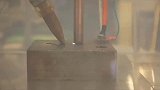 不可思议的电火花加工，通电后无坚不摧，你知道原理吗？
