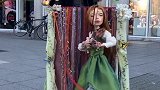 德国街头，偶遇的一位戴着木偶演奏的街头艺术家，她的表演让我的内心一下平静了！德国