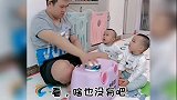 让老公看会孩子，结果就整这么一出，现在好了，孩子现在只跟他玩