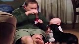 爸爸吹泡泡，狗狗咬泡泡，宝宝负责笑，真暖心的画面呀！