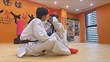 和教练做运动的正确方式！你学会了嘛跆拳道