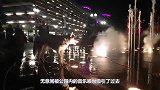 哈士奇一屁股坐喷泉口，当喷泉突然喷水，二哈反应承包我一年笑点