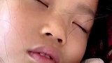 妈妈在女儿睡着时，给女儿拔乳牙