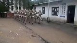 厉害了，第一次见印度士兵走正步走得这么整齐的