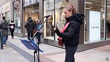 国外小姐姐街头唱歌，无数路人顿足倾听，这简直是天使吻过的声音