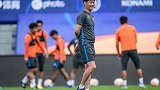 李霄鹏心情大佳面露“神秘微笑” 佩莱现身鲁能赛前训练