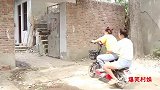 短剧：妈妈骑电车出门，结果姐妹俩在村里把妈妈骂一顿，原因搞笑