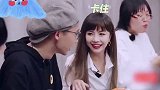 李雪琴吃蛋黄酥的样子 李雪琴吃蛋黄酥的样子太真实了，两口吃掉一个蛋黄酥