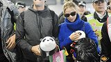 火爆!卡卡携未婚妻现身中国引球迷疯狂 将参加中国金球奖盛典