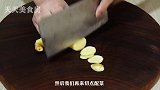 鸭翅这样做，我家孩子最喜欢，往砂锅里一放，鲜嫩多汁超解馋