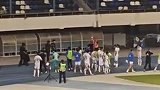 一无锡吴钩球迷不满教练组直接跳下看台与其理论
