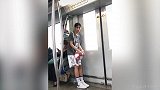 美女说她随时随地都在打篮球！地铁上也是如此