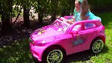 小女孩开着粉色的小汽车去玩，结果把玩具车弄得脏兮兮的
