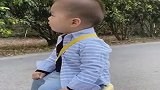 一大早就来监工了，一坐就是一上午，咱也不敢走，咱也不敢问