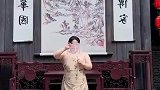 女子身着旗袍，大方展现古典舞