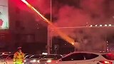 居然敢车顶加特林上道，还能做到临危不乱