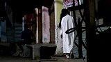 恶作剧：外国小哥扮成恶魔，躲在街头整蛊路人