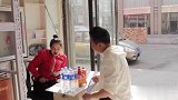 单手抓5瓶饮料奖励500元，没想遇上小伙不按套路出牌