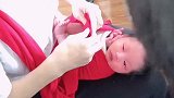 爸爸第一次给小宝宝穿衣服，下一刻宝宝动作反应好可爱，萌炸了！