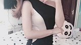 包臀裙美女虽然视觉上看起来有些低调，但却美得更加独特