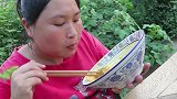 胖妹嘴馋吃南瓜粥，一盘下饭菜好过瘾，吃完又要长胖了