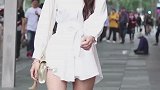 杭州街头无意拍下的一幕，美女大长腿的气质无法比拟，太养眼了