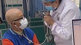 听诊器的另类用法，担心老人听不清，护士用听诊器沟通